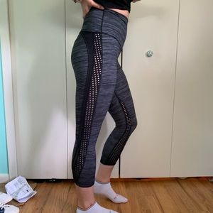 Grey lululemon cropped leggings with mesh! Sz 6
